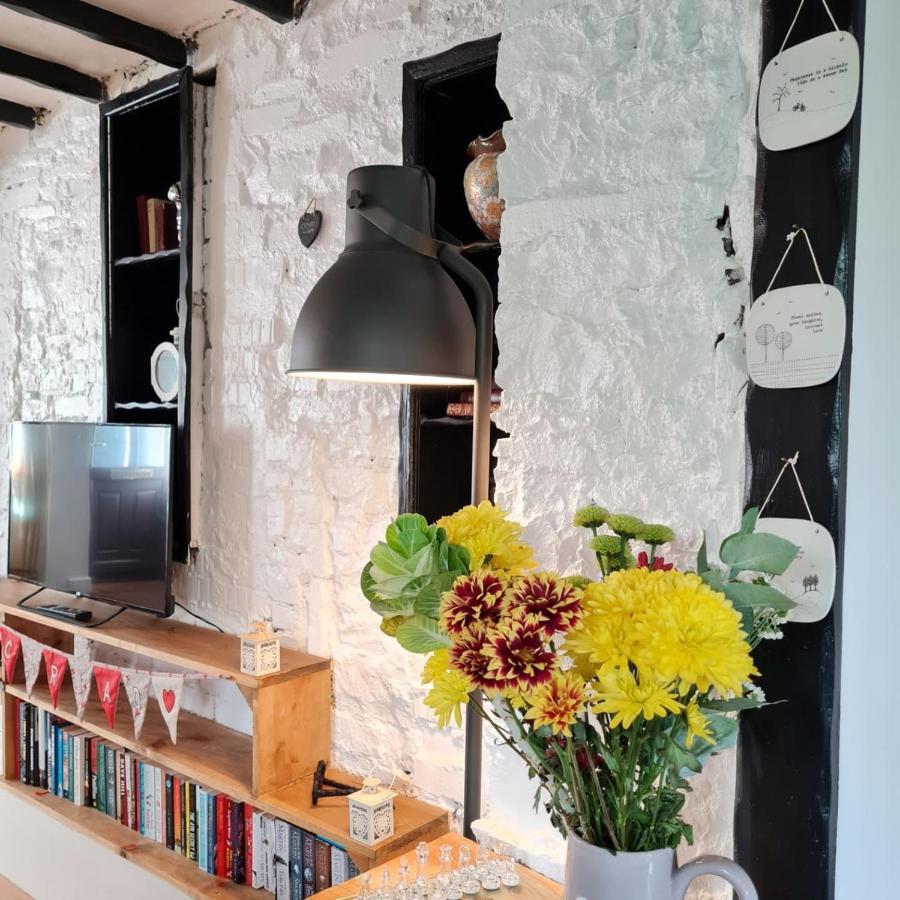 Old Road Cottage Pet Friendly Outdoors Beaches نيث المظهر الخارجي الصورة
